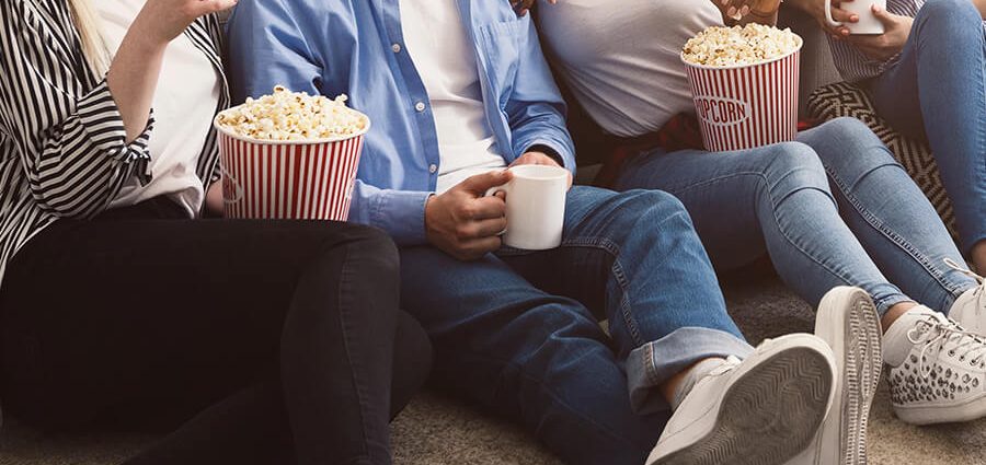 部屋で映画を楽しむ人々