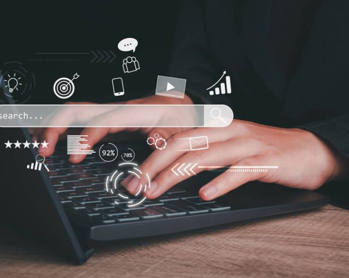 キーボードを叩く人