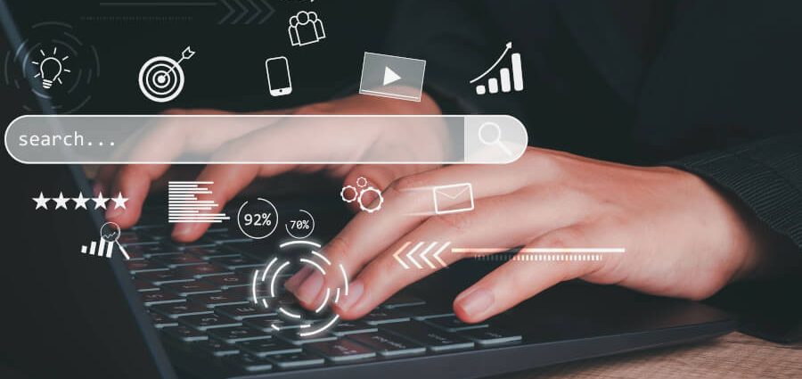 キーボードを叩く人