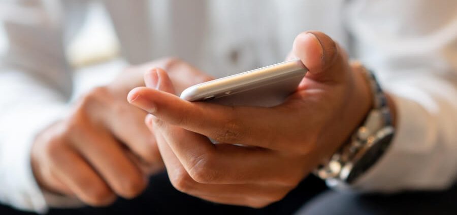 スマホの通知をオフにする男性